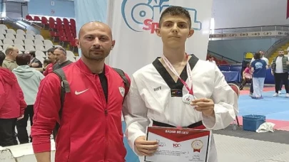 Foça Belediyespor Kulübü Taekwondo Şubesi Sporcusu Asrın Yağız Büyükyavuz, yarı final elemelerini altın madalya ile geçti