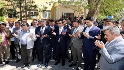 Geçtiğimiz günlerde mazbatasını alan Karaman Belediye Başkanı Savaş Kalaycı, dualarla ve kurban kesilerek görevine başladı