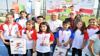 Geleceğin tenisçilerine madalyalarını Başkan Büyükkılıç verdi