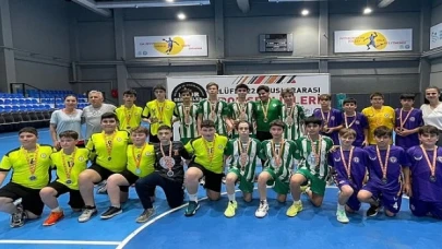 Hentbol ve masa tenisinde kazananlar kupa ve madalyalarını aldı
