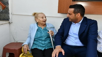 Huzurevlerine gülümseten ziyaretler Çiğli Belediye Başkanı Onur Emrah Yıldız “Bir dokunduk, bin dua aldık”