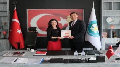 İlk kitabını Başkan Zeyrek’e hediye etti