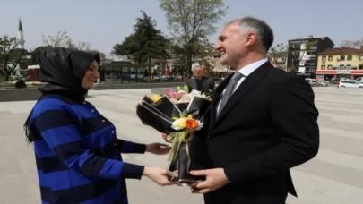 İnegöl Belediye Başkanı Alper Taban çiçeklerle karşılandı