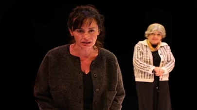 İstanbul Büyükşehir Belediyesi Şehir Tiyatroları sanatçısı Senan Kara Tutumluer, Savaş Dinçel Tiyatro Ödülleri’nden En İyi Kadın Oyuncu Ödülü’ne layık görüldü