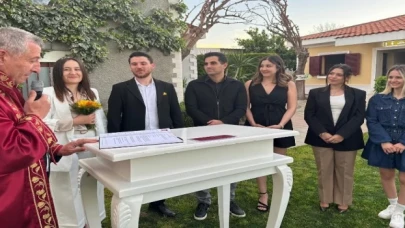 İzmir Güzelbahçe’de çiçeği burnunda Başkan’dan ilk nikah