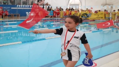 İzmitli minik yüzücüler 23 Nisan’a kulaç attı