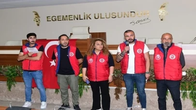 Karabağlar Belediye Başkanı Helil Kınay, DİSK Genel-İş 5 No’lu Şube’nin 1 Mayıs açıklamasına katıldı