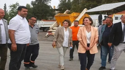 Karabağlar Belediye Başkanı Helil Kınay, güne Fen İşleri Şantiyesi’nde emekçilerle bir araya gelerek başladı