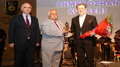 Karaman Belediyesi’nin katkılarıyla sahne alan ünlü sanatçı Ahmet Özhan ve İstanbul Tarihi Türk Müziği Topluluğu’nun konseri ilgiyle izlendi