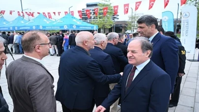 Kartepe’de geleneksel ilçe bayramlaşması Ramazan Bayramı’nın ilk günün de Kent Meydan’ında gerçekleştirildi