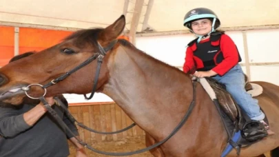 Kocaeli’den çocuklara ücretsiz at binme