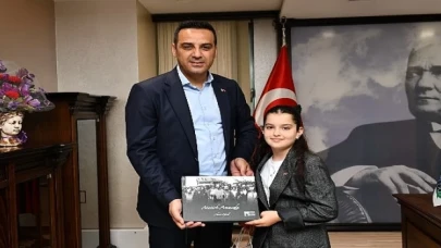 Koltuğunu 10 yaşındaki Deren’e bırakan Çiğli Belediye Başkanı Onur Emrah Yıldız; “Çocukların aydınlık zihinleri rehberimiz olacak”