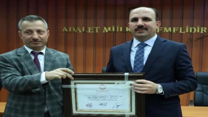 Konya’da Başkan Altay mazbatasını aldı