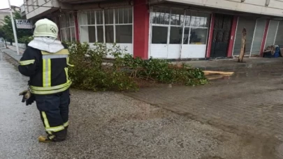 Manisa Büyükşehir İtfaiyesi fırtına mesaisinde