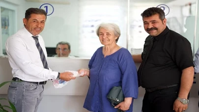 Milas Belediyesi personelleri tarafından bulunan para, sahibinin belirlenmesinin ardından teslim edildi