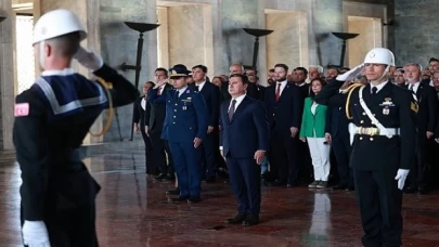 Muğla Büyükşehir Belediye Başkanı Ahmet Aras ve yeni seçilen 11 CHP’li ilçe belediye başkanı Anıtkabir’i ziyaret etti.
