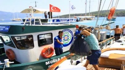 Muğla Büyükşehir Belediyesi bayram tatilinde de teknelerden atık topladı