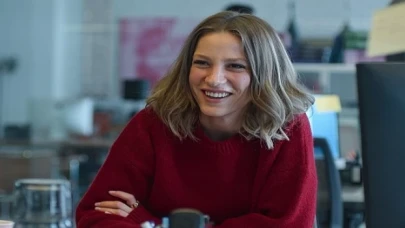Netflix, Serenay Sarıkaya’ya Eşsiz Bir Kadronun Eşlik Ettiği Ece Yörenç İmzalı Kimler Geldi Kimler Geçti’nin Fragmanını Paylaştı