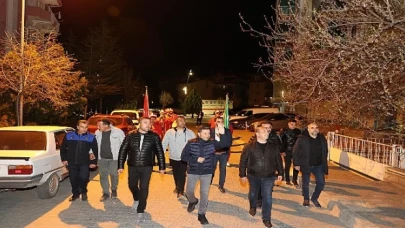 Nevşehir Belediye Başkanı Rasim Arı, gece mehter marşları ile vatandaşları sahura kaldıran mehter takımı ile birlikte vatandaşları selamladı