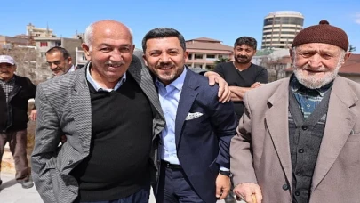 Nevşehir Belediye Başkanı Rasim Arı, Kurşunlu Camii’nde kıldığı Cuma namazının ardından vatandaşlarla bir araya geldi