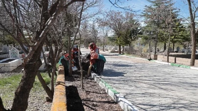 Nevşehir Belediyesi ekipleri, Ramazan Bayramı öncesi Taşlıbel ve Kaldırım Mezarlıklarında temizlik ve bakım çalışması gerçekleştirdi