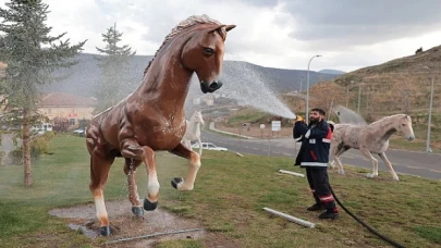 Nevşehir Belediyesi ekipleri, Ramazan Bayramı öncesinde Nevşehir Kalesi, Kayaşehir ve Meryem Ana Kilisesi çevresinde yoğun bir temizlik çalışması gerçekleştiriyor