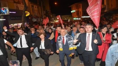 Özcan 10 bin kişi ile seçim galibiyetini  kutladı