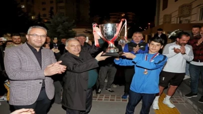 Şampiyon Talasgücü’ne çiçeklerle karşılama