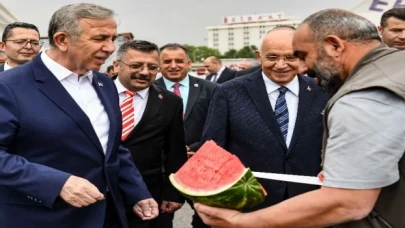 Seçim zaferini karpuzla kutladılar