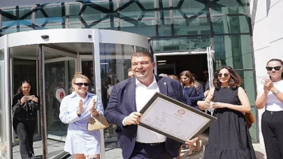 Seferihisar Belediye Başkanı İsmail Yetişkin mazbatasını alarak yeni dönemde başkanlık görevine başladı