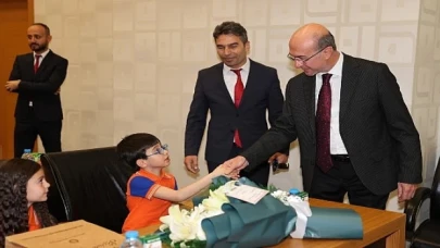 Selçuklu Belediye Başkanı Ahmet Pekyatırmacı, Şehit Erkan Kurşun ve Hakim Ömer Onsun İlkokullarından ziyarete gelen öğrencileri belediye meclis salonunda ağırladı