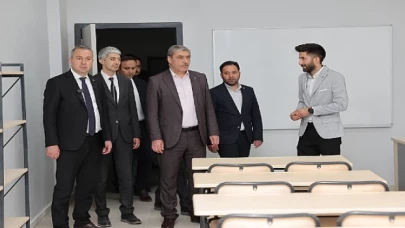 Sivas Belediye Başkanı Dr. Adem Uzun, saha gezileri kapsamında Şeyh Şamil Spor Kompleksi ve Fatih Kültür Merkezi’ni ziyaret etti