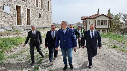 Sivas Belediye Başkanı Dr. Adem Uzun, yapımı devam eden Kale Projesi’ni yerinde inceleyerek çalışmalar hakkında bilgi aldı