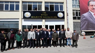 Sivas Belediyesi’nin girişinde bulunan tabela değiştirilerek T.C. ibaresi eklendi