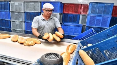 Sofralar ekmeksiz kalmayacak Başkan Tugay sözünü tuttu ekmek 5 TL’ye düştü