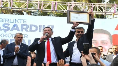 Torbalı Belediye Başkanı Seçilen Övünç Demir, mazbatasını alarak bugün görevine resmen başladı.