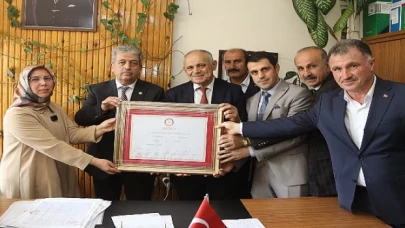 Yahyalı Belediye Başkanı Esat Öztürk, mazbatasını alarak belediye başkanlığında üçüncü dönemine resmen başladı