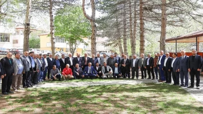 Yahyalı’daki 41 mahalle muhtarı 31 Mart yerel seçimlerinde yeniden Belediye Başkanı seçilen Esat Öztürk’e hayırlı olsun ziyaretinde bulundu