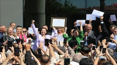 Yeniden Efes Selçuk Belediye Başkanı seçilen Filiz Ceritoğlu Sengel, bayrama bir gün kala mazbatasını büyük bir coşku ile aldı