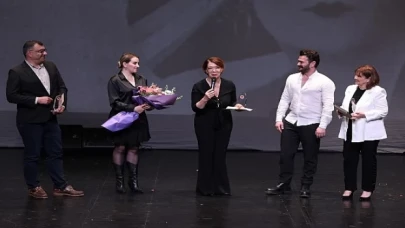 38. Genç Günler’in açılış gecesinde verilen 28. Bedia Muvahhid Ödülü’ne Cadı Kazanı oyunundaki rolüyle Selen Nur Sarıyar layık görüldü