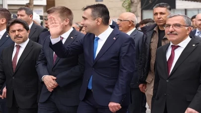 747. Türk Dil Bayramı ve Yunus Emre’yi Anma Etkinlikleri kapsamında Türk Dili Hoşgörü Yürüyüşü ve çelenk sunma töreni düzenlendi