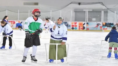 Anneler çocuklarıyla birlikte buz pistinde