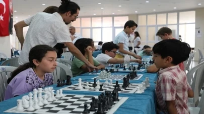 Aydın Büyükşehir Belediyesi kültür merkezlerinin düzenlediği Geleneksel Satranç Turnuvası bu yıl da heyecan dolu anlara sahne oldu