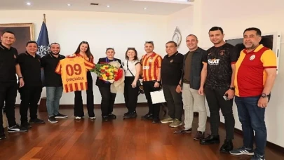 Aydın Galatasaray Taraftarlar Derneği Başkanı Fevzi Eryalçın Aydın Büyükşehir Belediye Başkanı Özlem Çerçioğlu’na nezaket ziyaretinde bulundu
