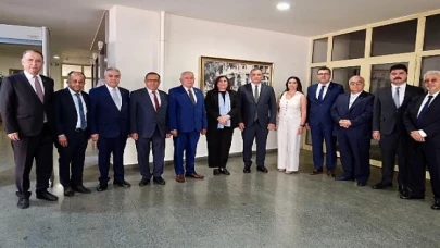 Aydın Ticaret Borsası Yönetim Kurulu Başkanı Fevzi Çondur ve yönetim kurulu üyeleri, Aydın Büyükşehir Belediye Başkanı Özlem Çerçioğlu’na nezaket ziyaretinde bulundu