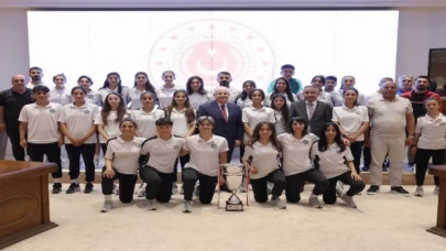 Bakan Güler Yüksekova Belediyespor sporcularıyla buluştu