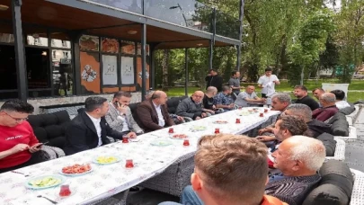Başkan Arı İstiklal Caddesi’nde esnaflarla bir araya geldi