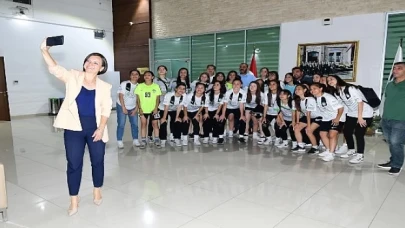 Başkan Kınay Orbit Karabağlarspor Kız Futbol Takımı’yla buluştu: Şampiyonluk bekliyoruz