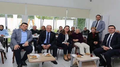 Başkan Şadi Özdemir’den huzurevindeki annelere sürpriz ziyaret