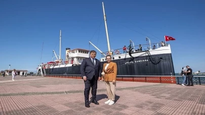 Başkan Tugay Samsun’da Bandırma Vapuru’nu ziyaret etti